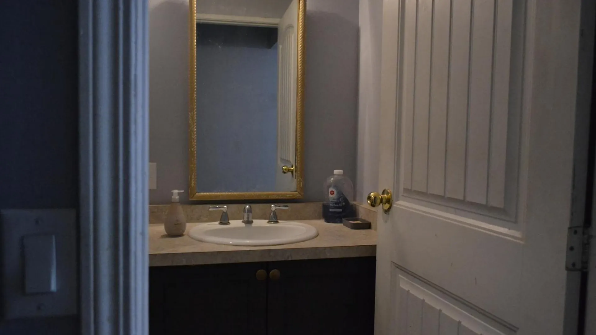 Private Bedroom On The Main Floor With Shared Washroom - Erin Woods Calgary Maison d'hôtes
