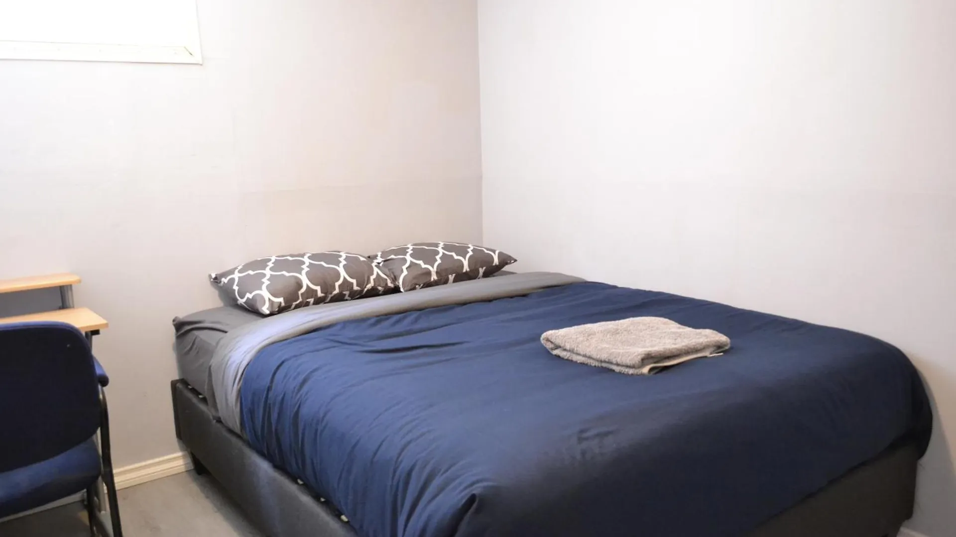 Maison d'hôtes Private Bedroom On The Main Floor With Shared Washroom - Erin Woods Calgary